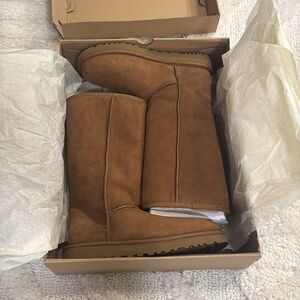 UGG tall chestnut brown boot, NIB size 8